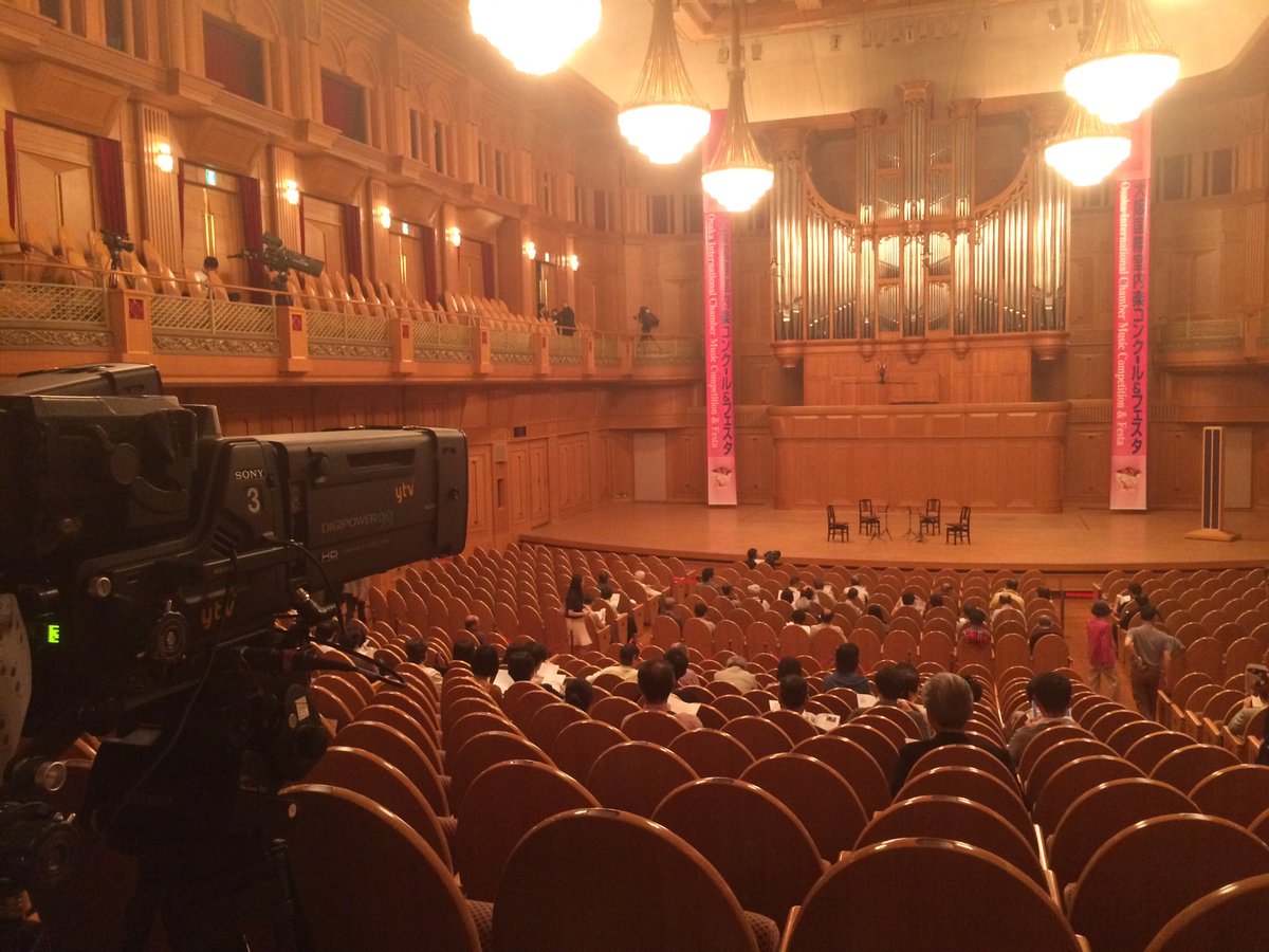 T A Twitter 初めて入った大阪いずみホール 改修中で外観は不明 今回の室内楽コンクールでは平土間だけ解放 2階サイドバルコニーはあるけど全1席 後方は駆け上がりなので見やすい 西村朗作品でもお馴染み いずみシンフォニエッタも登場するので紀尾井ホールに