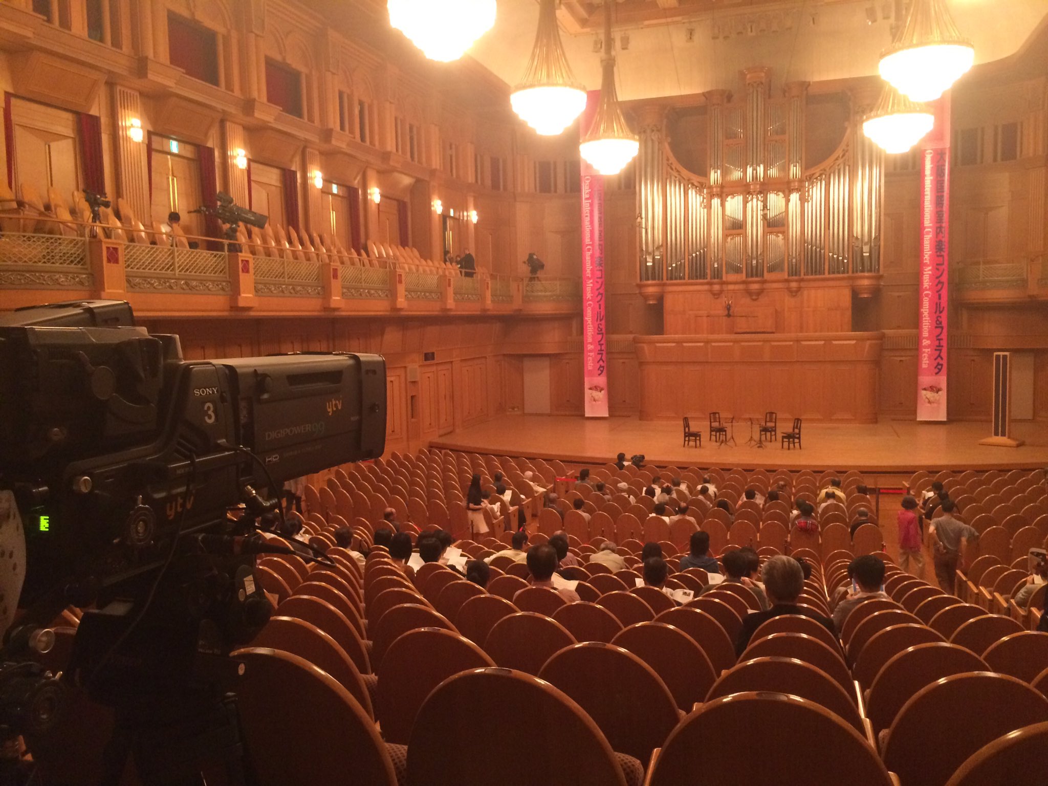 T 初めて入った大阪いずみホール 改修中で外観は不明 今回の室内楽コンクールでは平土間だけ解放 2階サイドバルコニーはあるけど全1席 後方は駆け上がりなので見やすい 西村朗作品でもお馴染み いずみシンフォニエッタも登場するので紀尾井ホールに