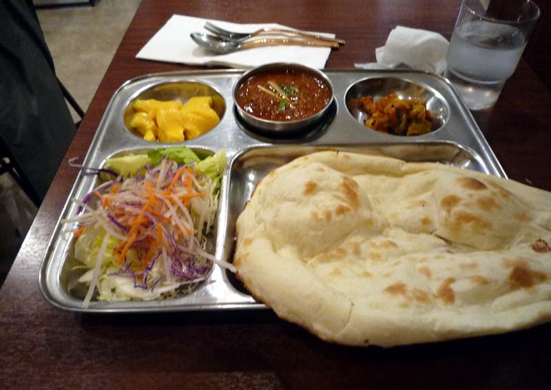 上野の美術館に行ったりするとよく食べるインド料理店、上野駅の公園口近くの構内にあります。従業員もすべて外国人。値段が安い割りにおいしいですよ。