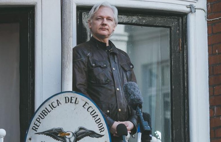 VICE's tweet photo. These are the first photos of Julian Assange as a free man: https://t.co/xp7EGCPZsM https://t.co/SAB98mVS1X