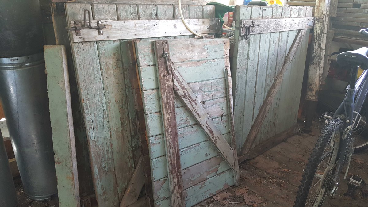 RedsRusticSigns's tweet photo. SCORE! I cannot wait to use these old barn gates on some sign projects. #signs #barnwood #redsrusticsigns #junkhunt #picker #reclaimed https://t.co/pGo6GrazwW