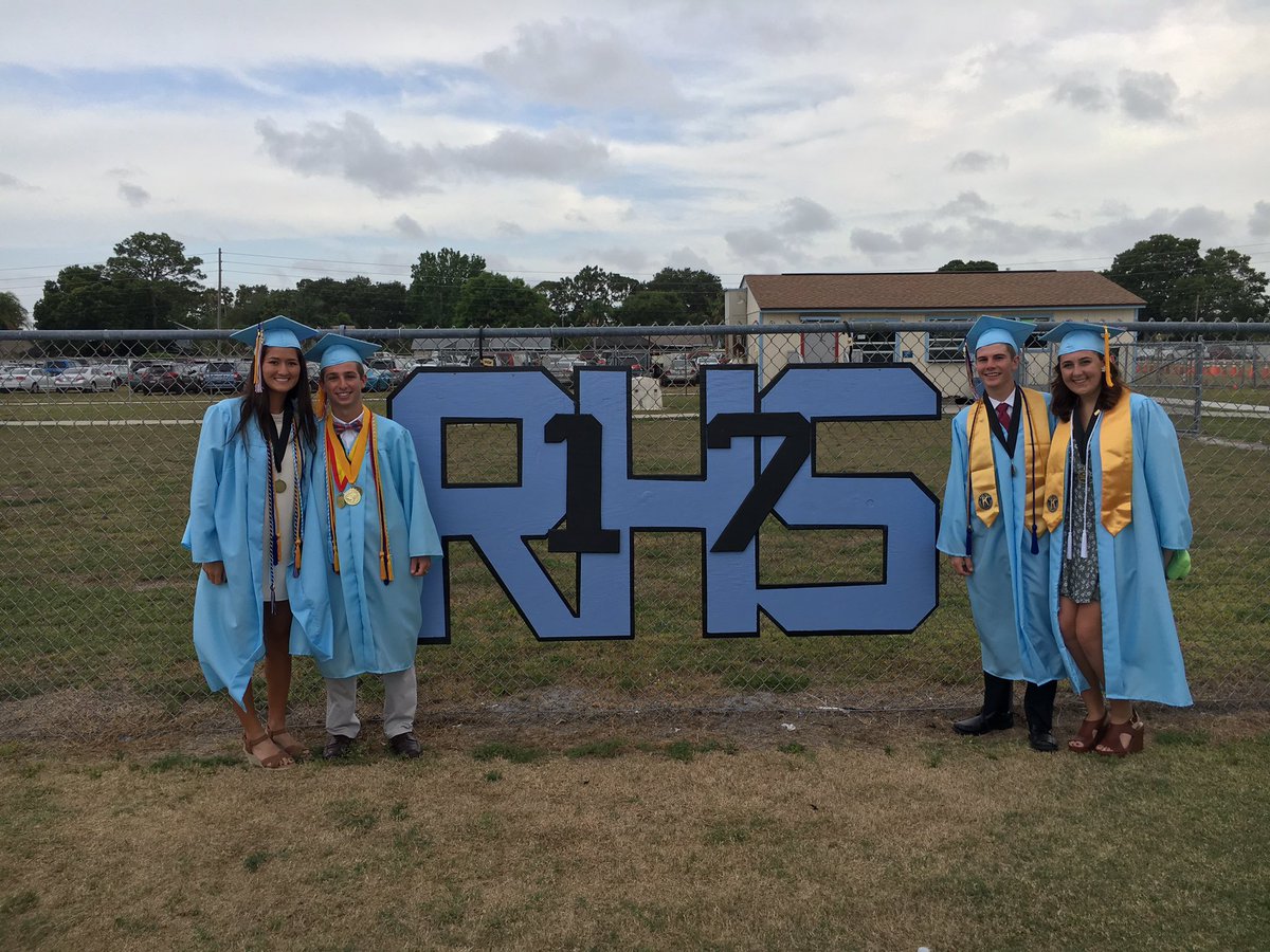 rockledge2017's tweet photo. Thanks for everything class of 17, it's been an honor with you guys!! This is O'B signing off, love y'all to death!! 🤘🏼✊🏼✊🏼✊🏼✊🏼 https://t.co/su3ysgFxMv