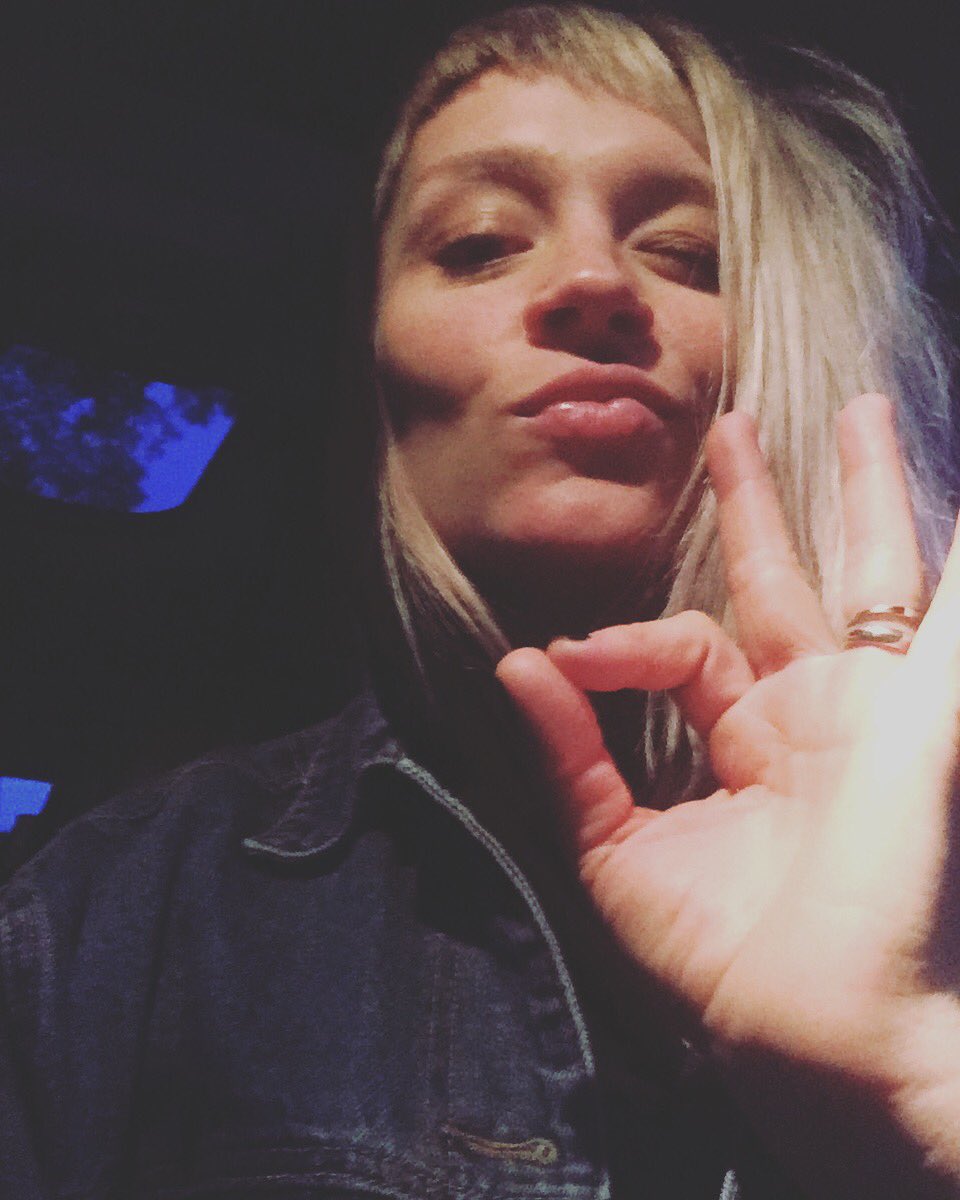 F R A E A tweet media