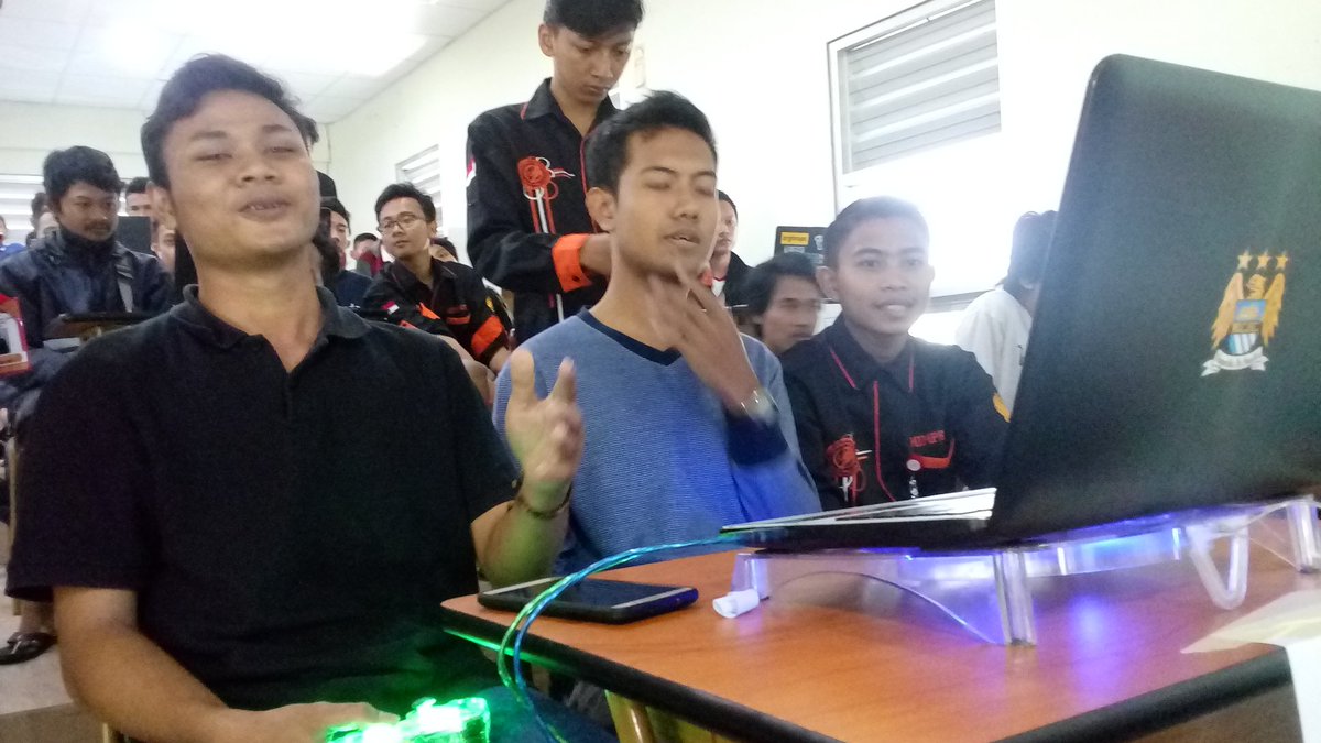himproteunnes's tweet photo. [LIVE REPORT]
sekarang banget!!!!! PES COMPETITION 2017. Keliatan bgt kan muka tegangnya 😅
SEMANGAT PARA PESERTA 💪 https://t.co/wdN8biqgFp