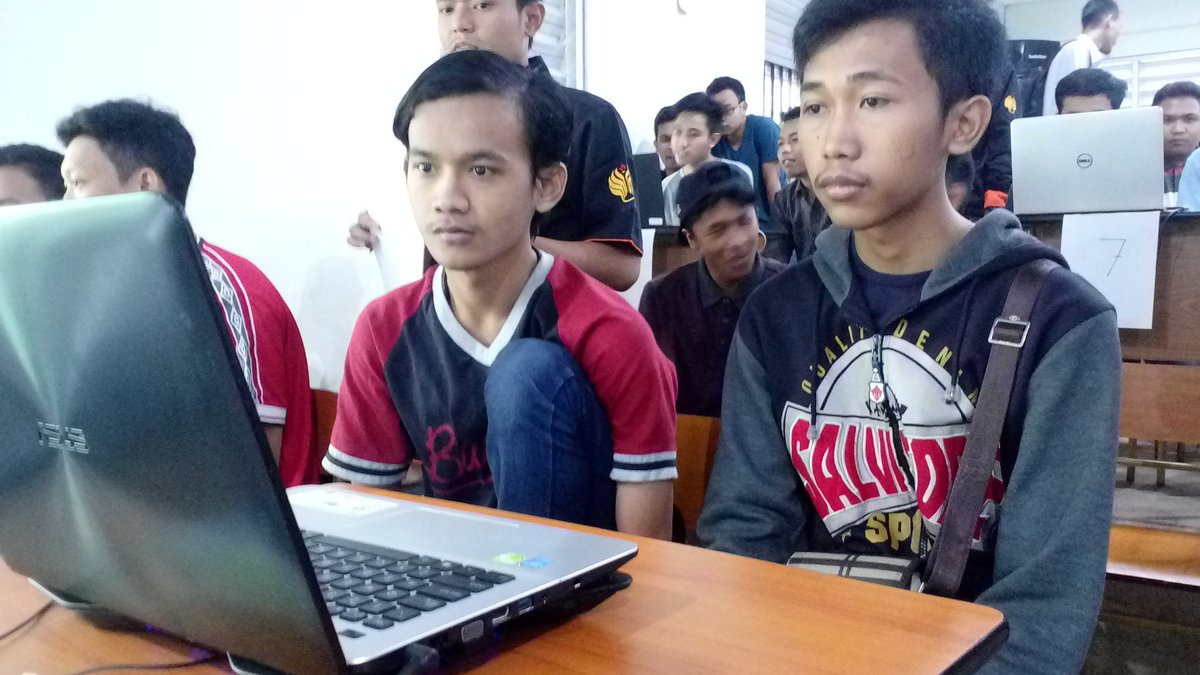 himproteunnes's tweet photo. [LIVE REPORT]
sekarang banget!!!!! PES COMPETITION 2017. Keliatan bgt kan muka tegangnya 😅
SEMANGAT PARA PESERTA 💪 https://t.co/wdN8biqgFp