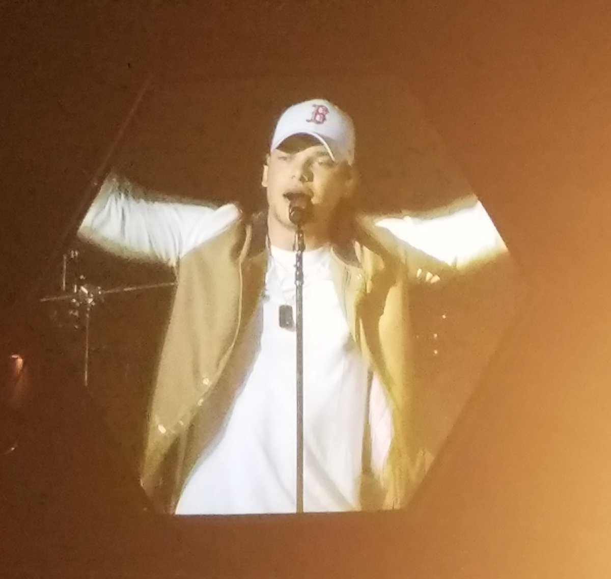 snabz14's tweet photo. @kanebrown last night! Amazing show 💙 #theydontknowtour # https://t.co/qzSv60qnUu