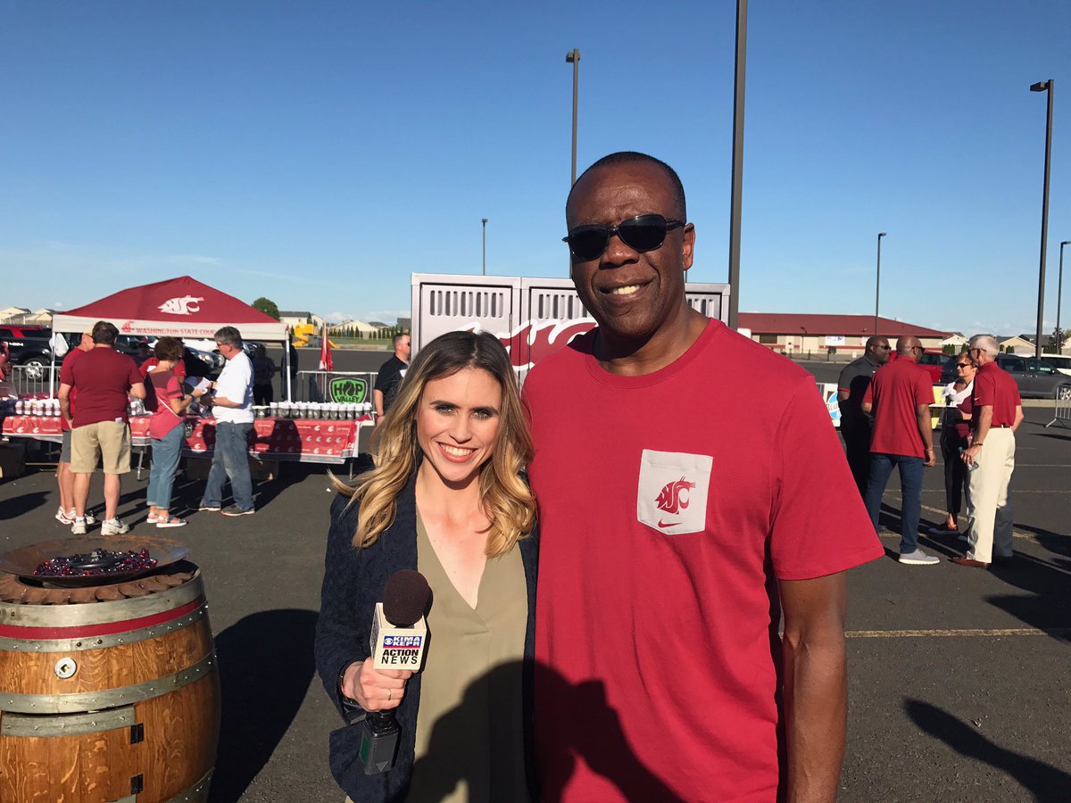 bridgetcase's tweet photo. 🏀 Great chatting with @CoachKentWSU since he's still always a @GoDucks 🐥💚 #ilovemyducks #goducks #GoCougs #forthetweet #Pac12 #imshort https://t.co/M795tVOdP2