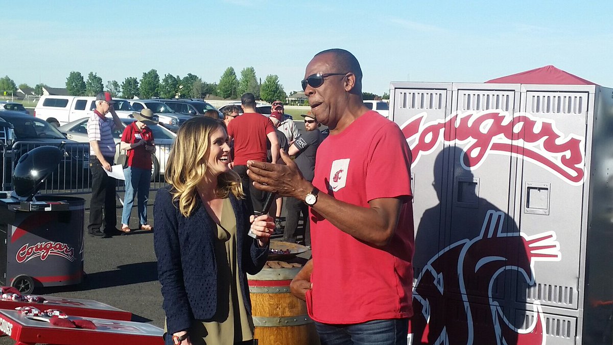 bridgetcase's tweet photo. 🏀 Great chatting with @CoachKentWSU since he's still always a @GoDucks 🐥💚 #ilovemyducks #goducks #GoCougs #forthetweet #Pac12 #imshort https://t.co/M795tVOdP2