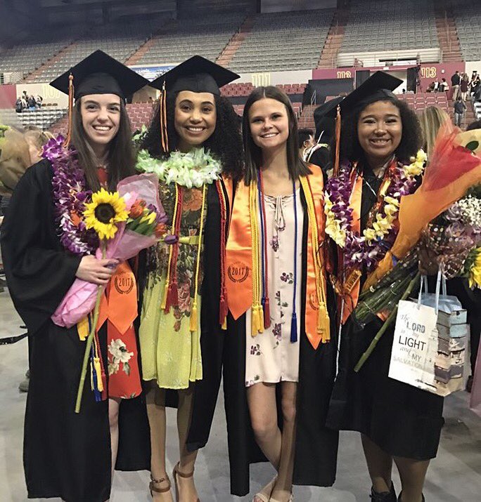 xiooosims's tweet image. graduation was a blast 🎉💚 #morepicstocome