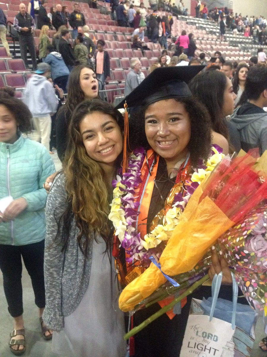 xiooosims's tweet image. graduation was a blast 🎉💚 #morepicstocome