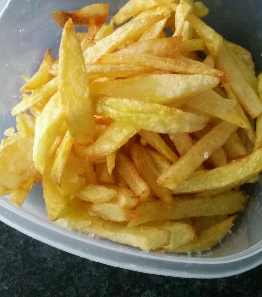 followtrickvery's tweet photo. #EmTemposDeCriseEu frito minha batatinha em casa...💁🍟 https://t.co/W1chL47DQQ