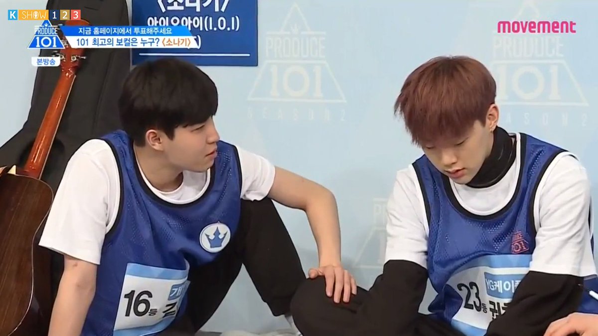 ICUICU4's tweet photo. #PRODUCE101 รูปนี้ได้ฟิว พ่อเป็นผู้ใหญ่บ้านกำลังปลอบใจลูกชายหลังแข่งฟุตบอลประจำตำบลแพ้ "บ่เป็นหยังดอก บักหำ" 😂😂 #PRODUCE101 https://t.co/TzbxawBZpw