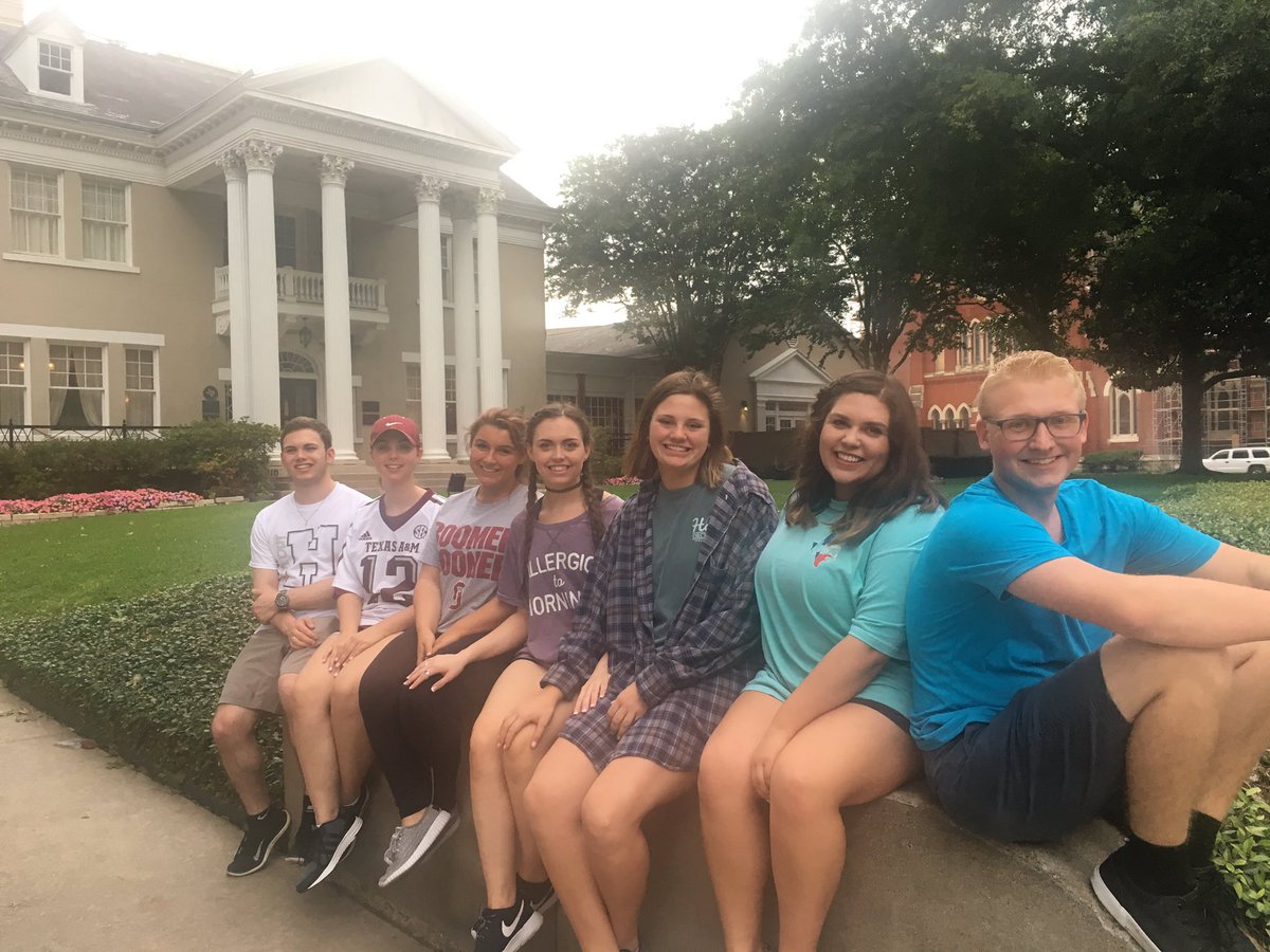 2017rhhs's tweet photo. Your class officers hard at work tonight getting ready for prom tomorrow! So excited!! https://t.co/Vsv3xJ7Uf8