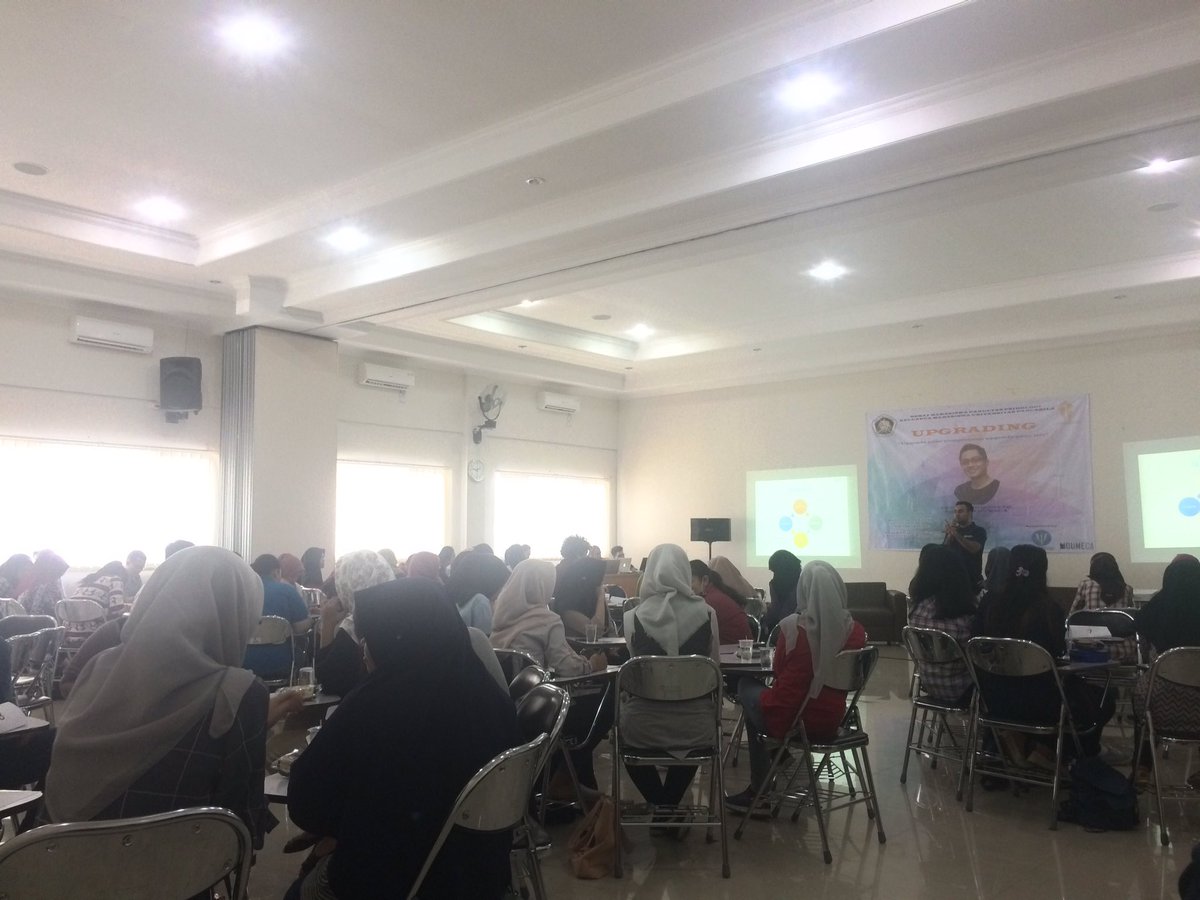 Hari ini sedang berlangsung acara Upgrading, tema "Upgrade your competencies, upgrade your life" dengan narasumber Mas Ferry Ardiansyah