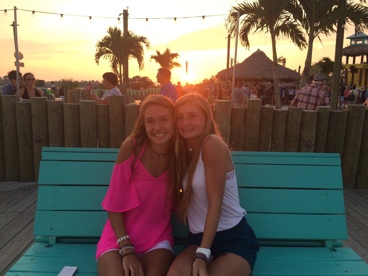 sam_elena13's tweet photo. @jaclynlittle44 happy day jacki:)) gonna miss you tons next year:( love you so much thanks for being youโค๏ธโค๏ธ #goflyingdutchman! https://t.co/1xnKcHQ3PA