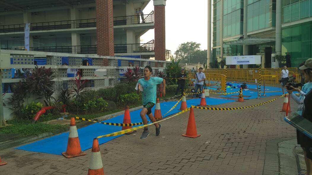 Tantangan selanjutnya peserta di haruskan berlari untuk mencapai garis finish! hmm kebayang gak tuh capenya :( #LiscaAquathlon