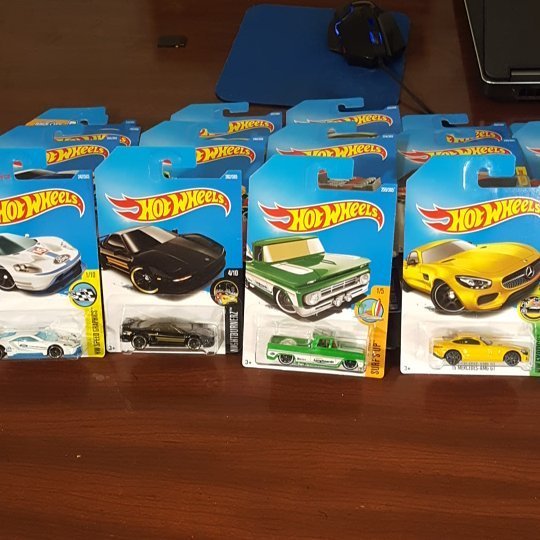 hallsguide's tweet photo. So much awesome in the 2017 #HOTWHEELS L case Thanks @granatoys #bestCaseEver https://t.co/sY4ooHo3a3 https://t.co/h39T7Tg5e9