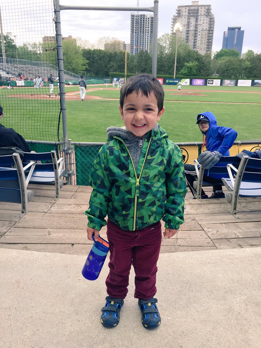 CarlosMarques79's tweet photo. Sully taking in his first baseball game ⚾️... he thought it was way too loud! @Samantha_KhanTD https://t.co/xVeV5Qk31J