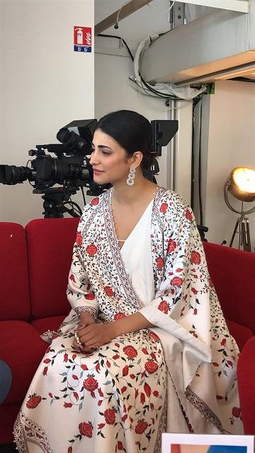 Movbub's tweet photo. Wow Angel @shrutihaasan looking very beautiful. Looking forward to see #Sangamithra #SangamithraAtCannes ❣️ https://t.co/486yqjxg44