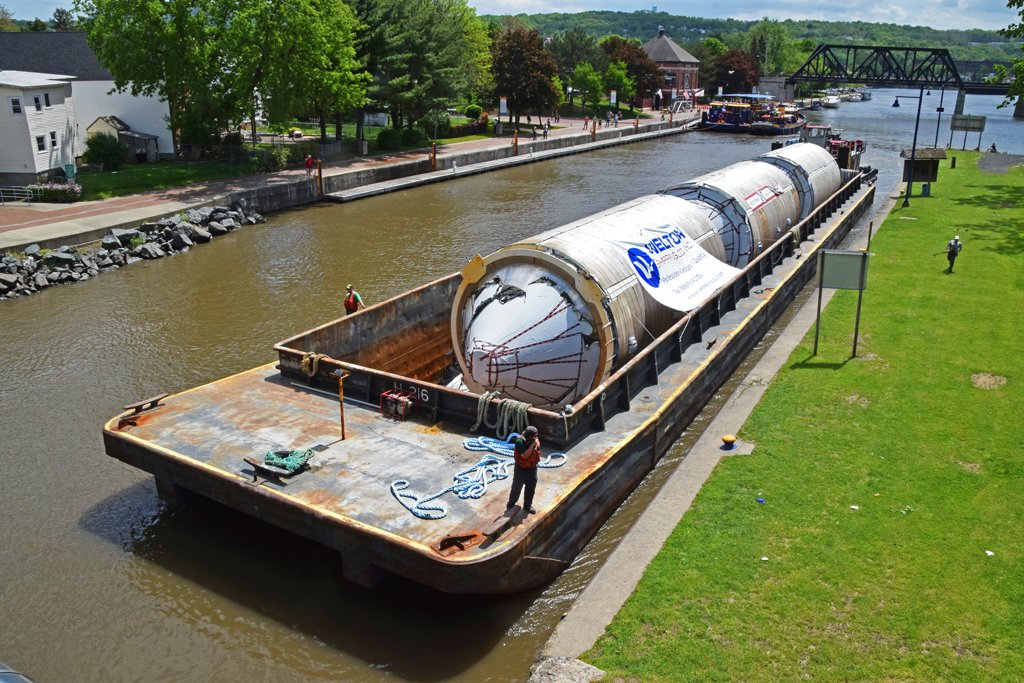 TomMWhittemore's tweet photo. #toastthetanks #genesse First day of travel for Genesse Beer Tanks at Lock 2 Waterford, NY https://t.co/lp17Xmi8al