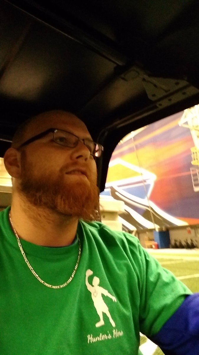 SamSamuel56's tweet photo. Had a great time #Volunteering 4 @HuntersHopeFDN ! I even got 2 drive on the #PracticeField @newerafield #RespectTheField @sunnysandybrucz https://t.co/96w1zWVpQL