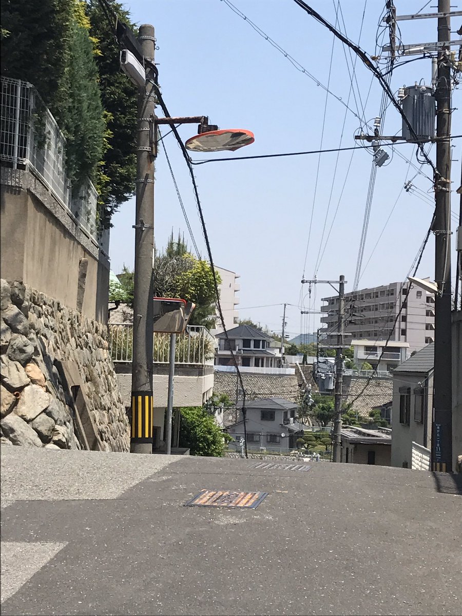 ronrikei's tweet photo. 鏡面が下向きのカーブミラー、初めて見た。
急な登りから、急な下り道になる所にあった。 https://t.co/fyAlv9Utyq
