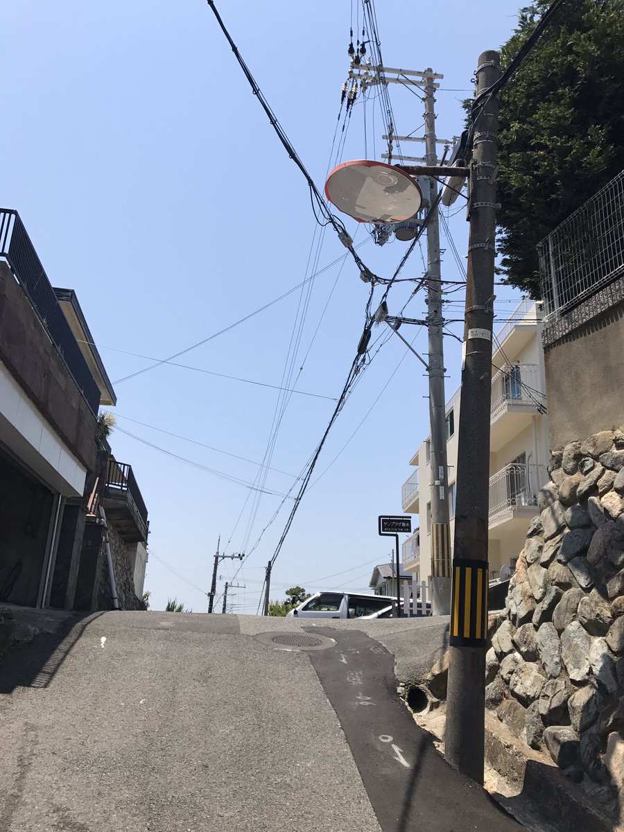 ronrikei's tweet photo. 鏡面が下向きのカーブミラー、初めて見た。
急な登りから、急な下り道になる所にあった。 https://t.co/fyAlv9Utyq