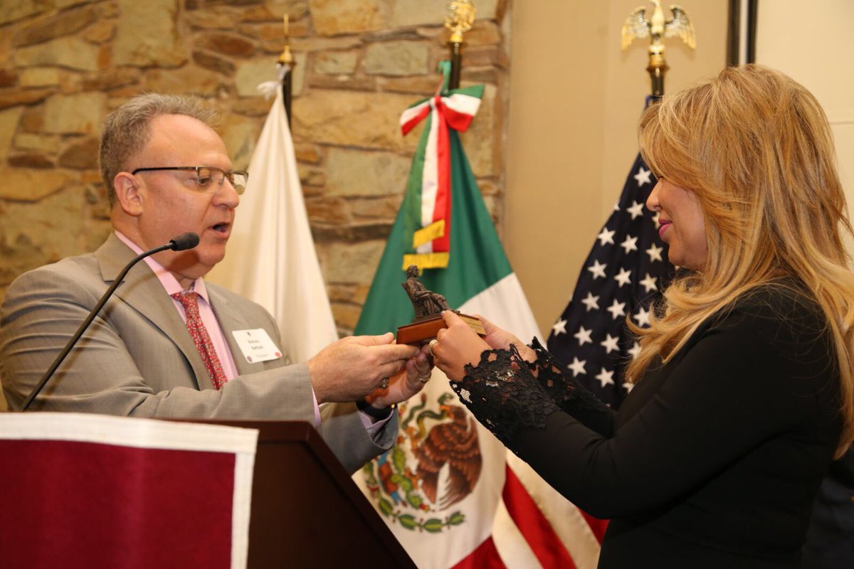 ClaudiaPavlovic's tweet photo. Agradezco al Presidente del Club Harvard en Arizona, Dr. Bishara Bahbah, por permitirme compartir lo que es para Sonora la #Megarregión. https://t.co/EQlEGvXit2