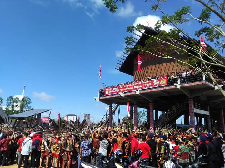 EmilNotonogoro's tweet photo. Rumah Radakng di Pontianak, rumah khas Dayak. Acara Gawai Dayak 20-27 Mei dibuka. Semoga aman dan damai.
#dayak #gawai #pontianak #budaya https://t.co/FKAeSKVxVc