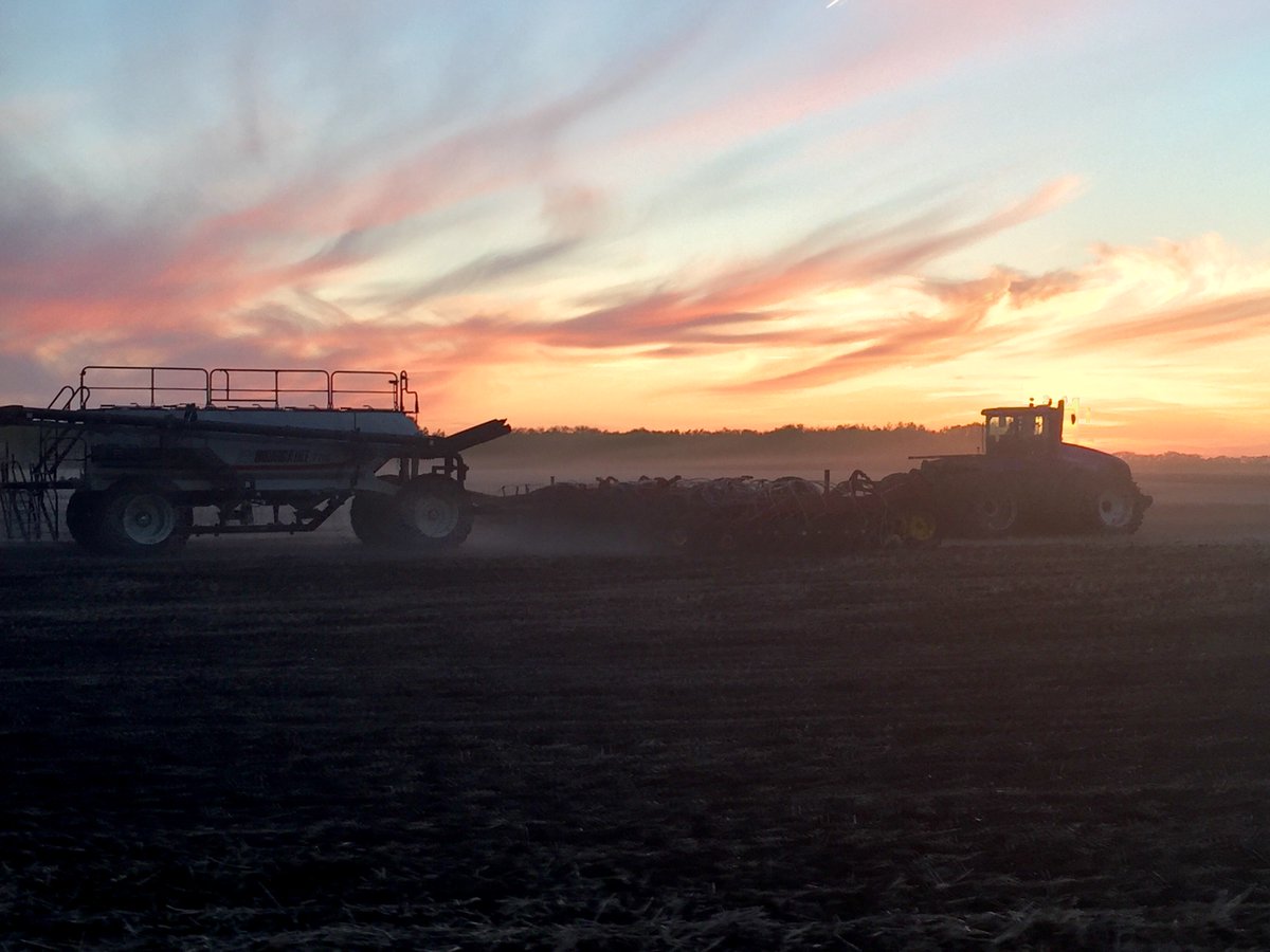 jinxtschetter1's tweet photo. Beneath a painted sky. #seeding2017 #godisgood #goingsuccessfullysofar https://t.co/fdopqZToNJ