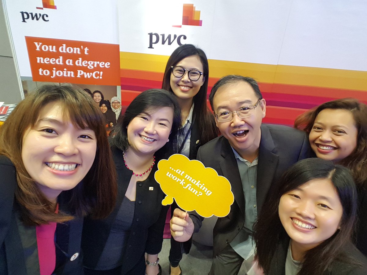 LayseeW's tweet photo. Our Asr Leader, @SooHooKY is in da house! What's our best shot at making work fun? Come chat wth us at Graduan fair today/tmr @PwC_Malaysia https://t.co/x1QEAkkYup