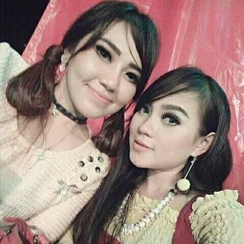 VVFans91's tweet photo. Jangan lupa entar malam merapat ke alun alun sragen with SERA #RAMAIKAN 

Pict @ViaVallen01  with ina Samantha https://t.co/s5uW2BQfYB