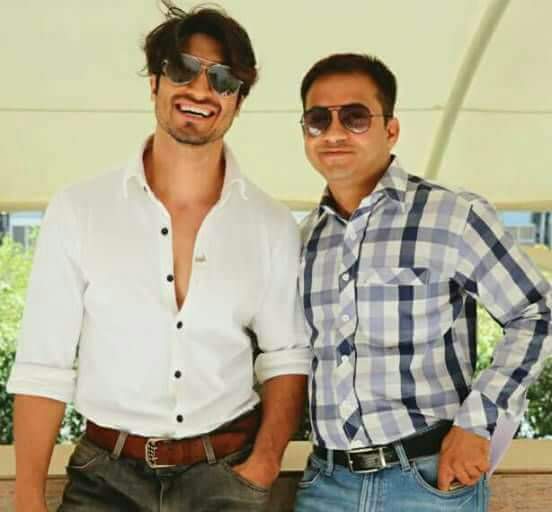 VJLoveliestsmyl's tweet photo. 📷 #WithALuckyFan 😊
❤Vidyut❤ has a smile that can make anyone's day special...☺💛~😍 https://t.co/Gp4d7Ffgq9