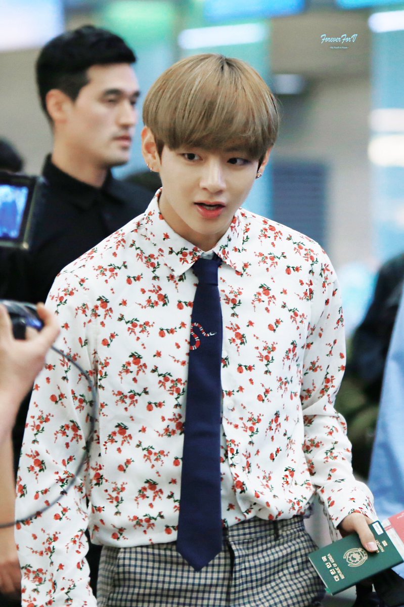 ん！？ テテまた綺麗になった？ そしてネクタイに蛇発見。 最近のテテ