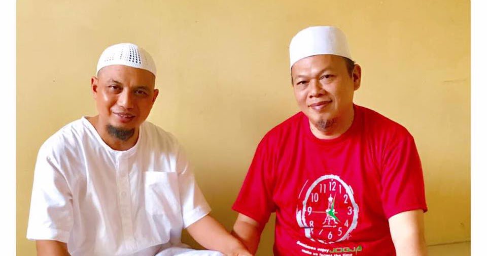 geloraco's tweet photo. Silaturahmi ke Kamar Tahanan Al Khaththath, Ust. Arifin Ilham Doakan Kapolri Diberi Hidayah https://t.co/ngWmk1RpRQ https://t.co/r8ncY3UiKU