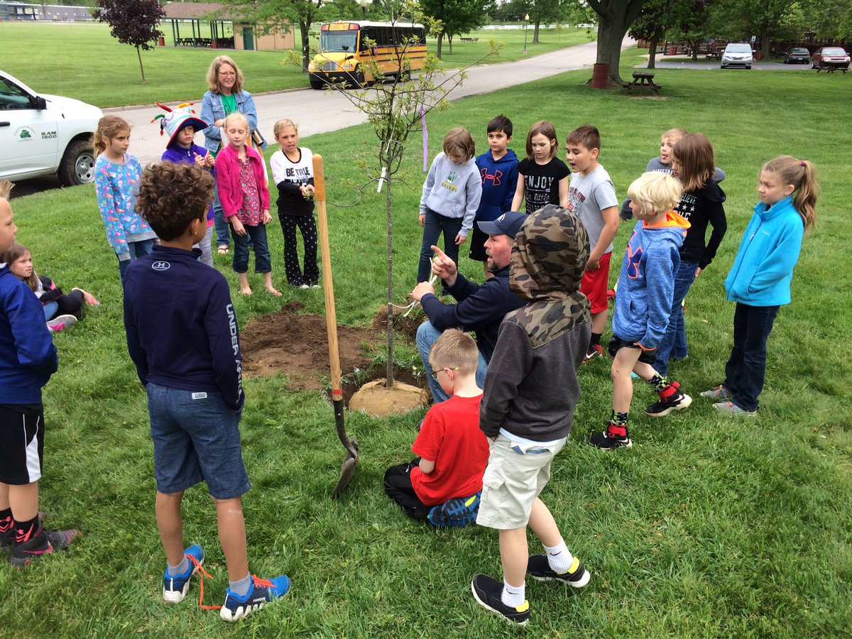 JCLARYcorner's tweet photo. Service learning at city park! #DoodlestonesRP #rprhinos #GenerationOn #LearningToGive https://t.co/Z0CoAj2w2K