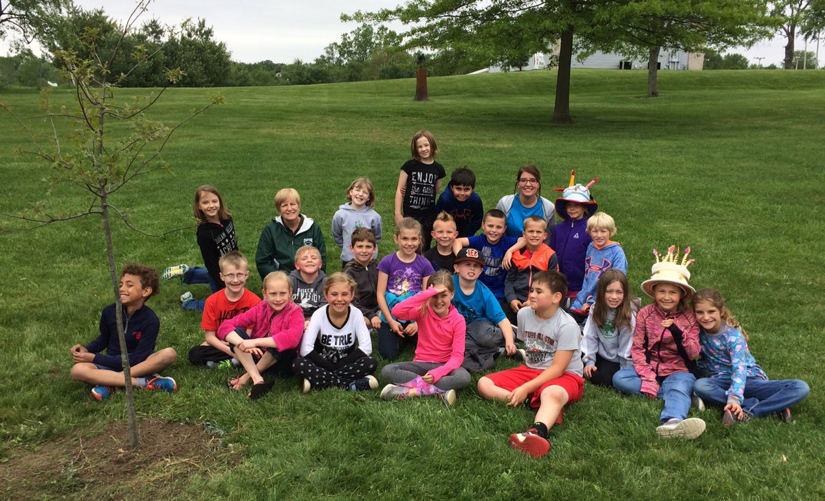 JCLARYcorner's tweet photo. Service learning at city park! #DoodlestonesRP #rprhinos #GenerationOn #LearningToGive https://t.co/Z0CoAj2w2K