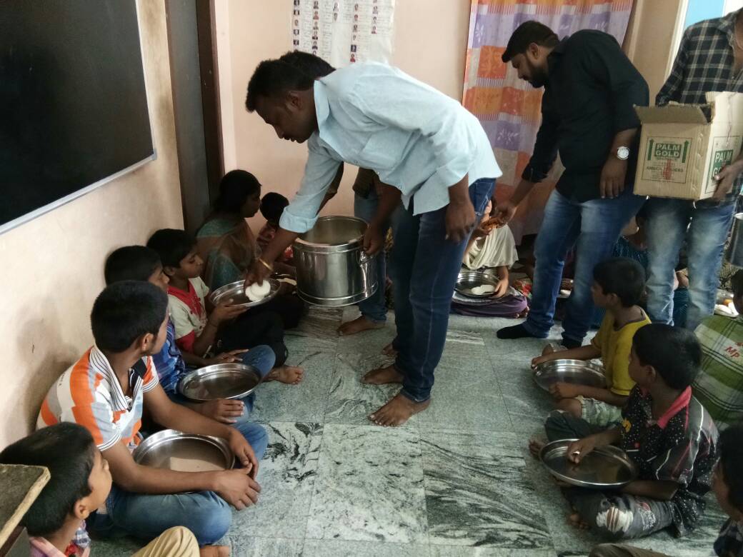 sekharchowdar10's tweet photo. కర్నూలు నగరంలో అనాధ ఆశ్రమంలో పిల్లలకు టిఫిన్ పెట్టించి,వారి మధ్య మన NTRజన్మదిన వేడుకలు నిర్వహించిన ఆనంద్ &amp;టీం.《Kurnool NTR fans》 https://t.co/3GnjmYZfbe
