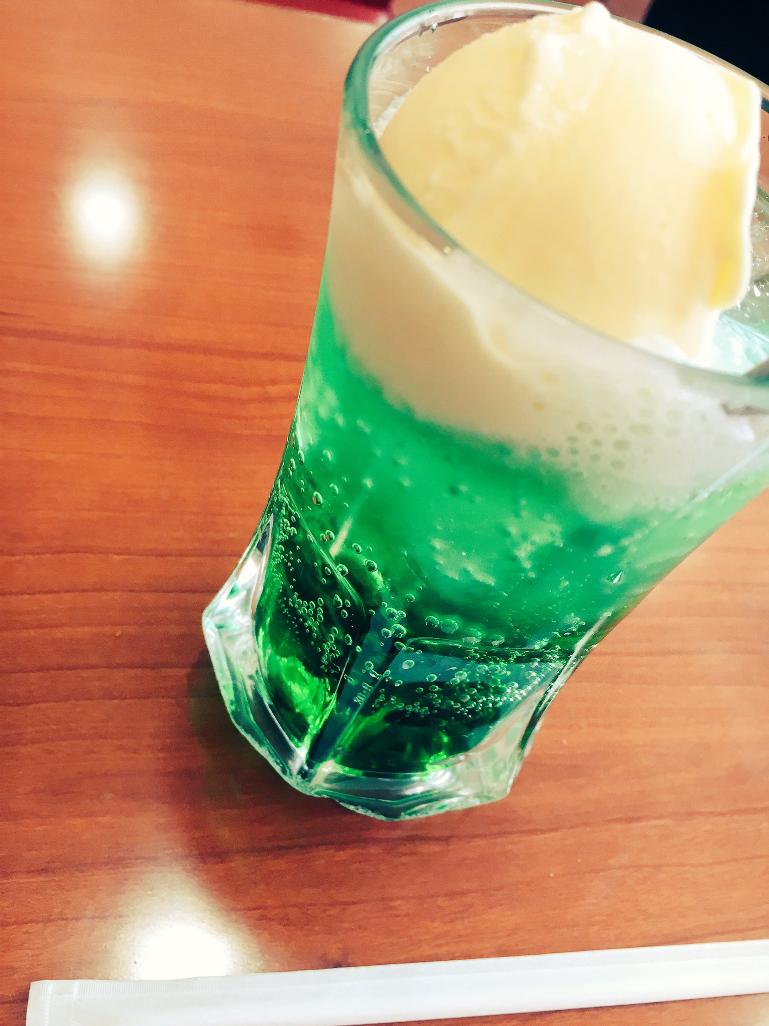 マツモトコウジ マツモトムーン 早めに千里中央について 純喫茶でクリームソーダを O シンガーソングライターは遠征も1人なので ライブまでの時間はさみしいものなんですが 顔を知ってる人に会えたり 喫茶店のおばさんが ギター 歌うの