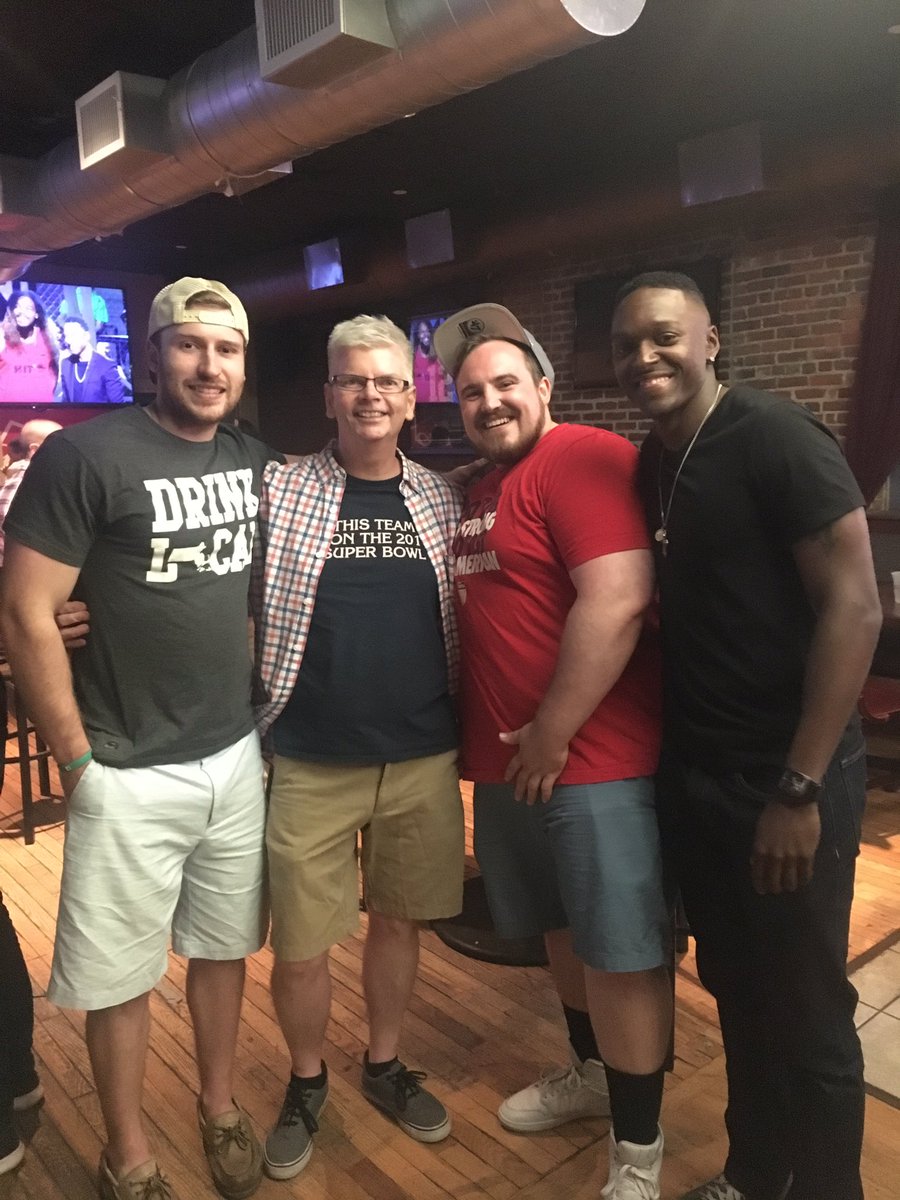 Pellz93's tweet photo. It was great hanging with @jerrythornton tonight and having some refreshing sports takes #viva #notmazz #smarttakes https://t.co/NZs92jXk1w