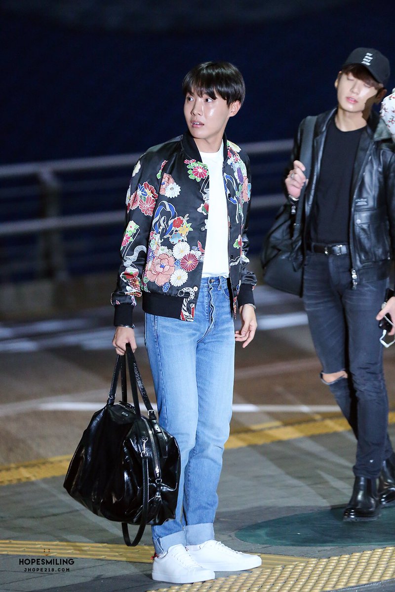 HopeSmiling0218's tweet photo. 170519 인공출국 📷📸️🙌🏻#BTSBBMAs 
#방탄소년단 #제이홉 #호석 #홉이 @BTS_twt https://t.co/ZRQzPCM2l0