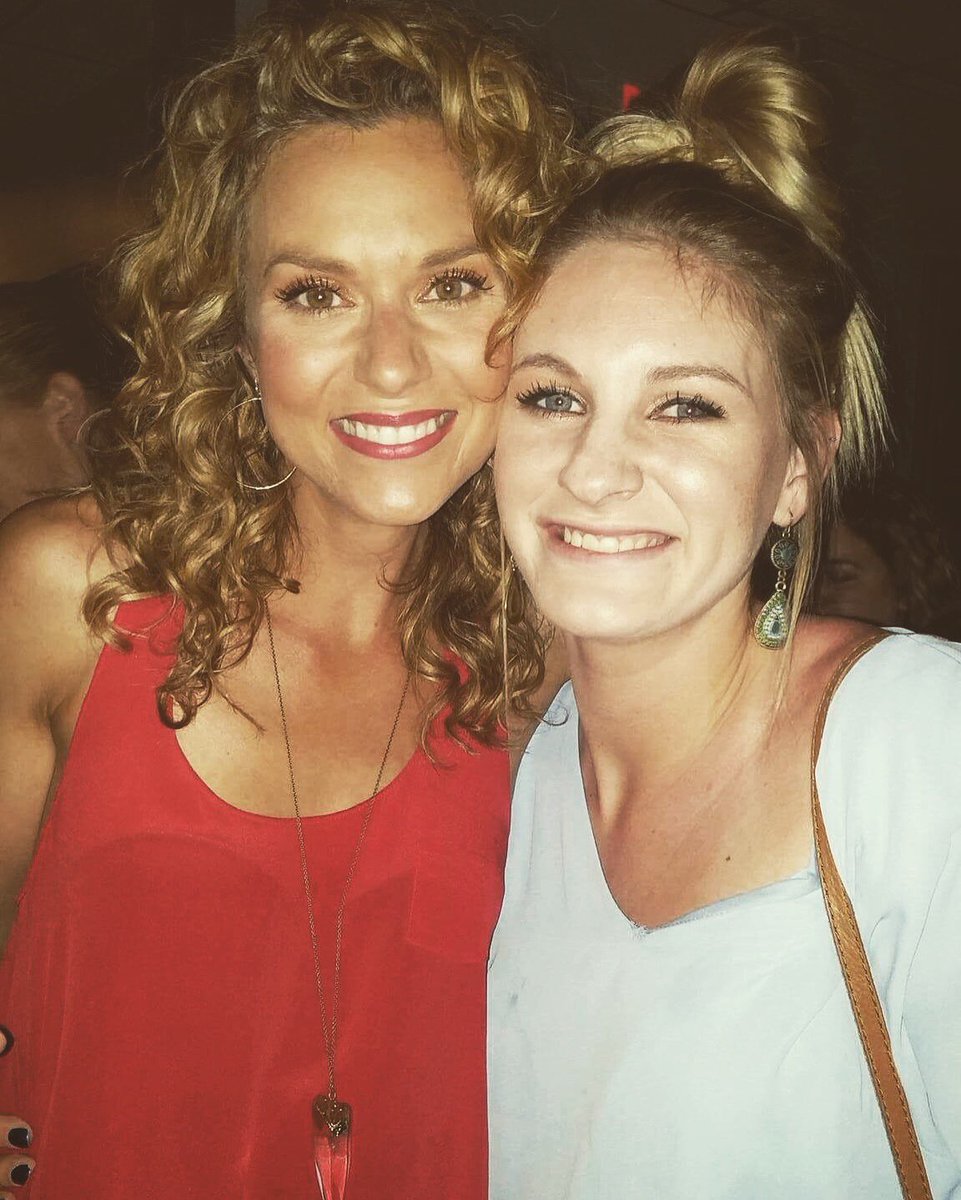 relochristicrp's tweet photo. Is this real life 😳💙 @HilarieBurton @Inside_OTH #insideoth #burtonbabe @2Old2FanGirl 🙈 https://t.co/GHhQ3RRmUR
