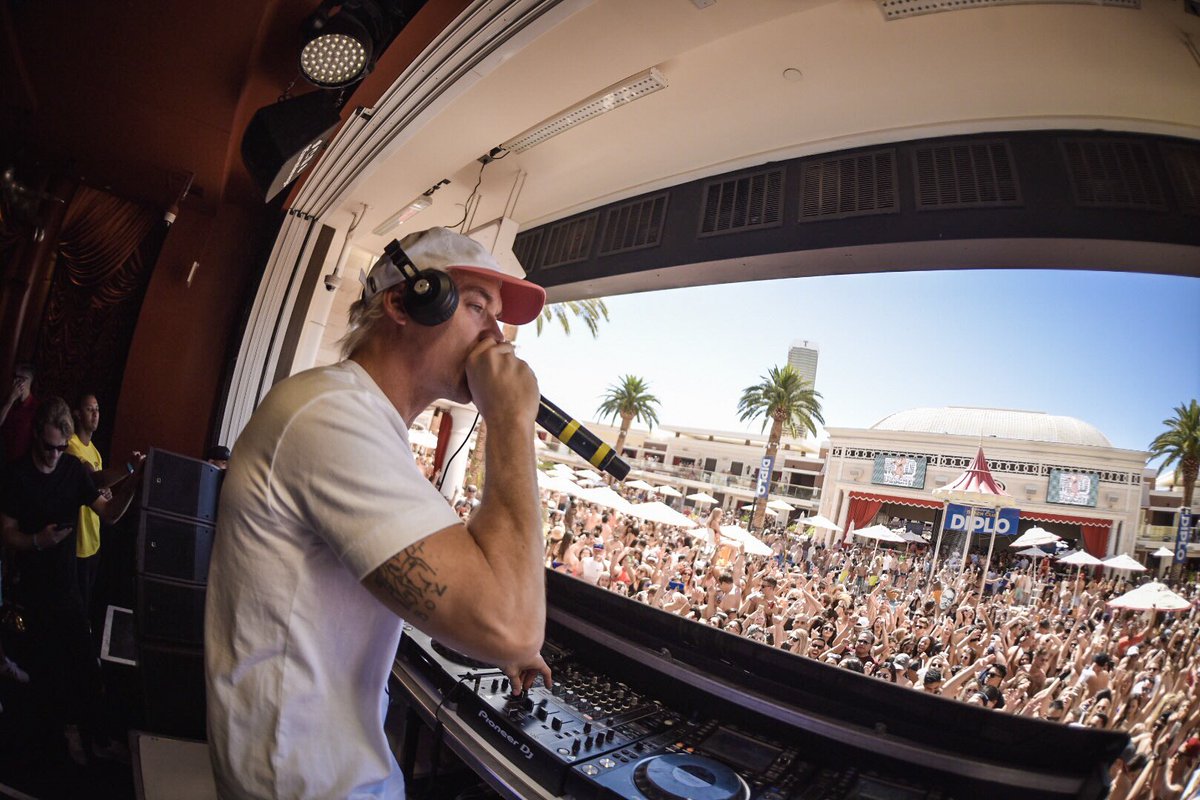 diplo's tweet photo. My sound garden bad / boujee blend was excellent today @EncoreBeachClub 
"..and wash away the rain. drop, drop top" https://t.co/rdnkgQwKLK