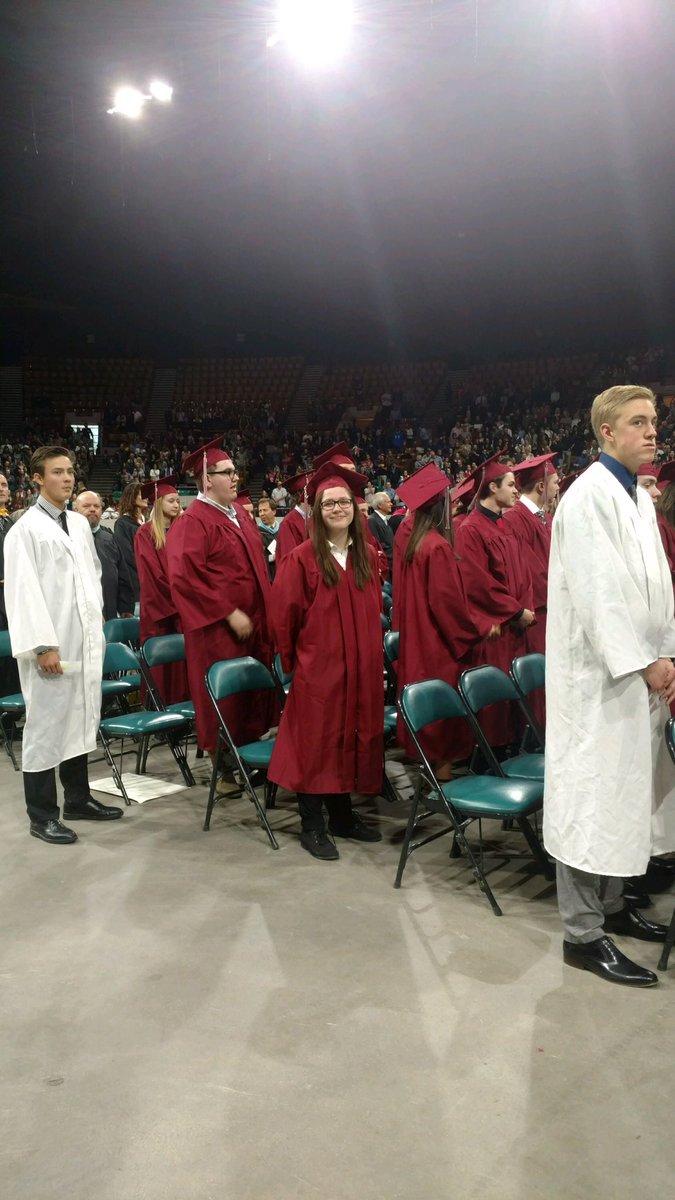 yankingmyvajane's tweet photo. I graduated and now I am off to join @LaurenJauregui's army of badass intelligent women. https://t.co/KjaYH356On