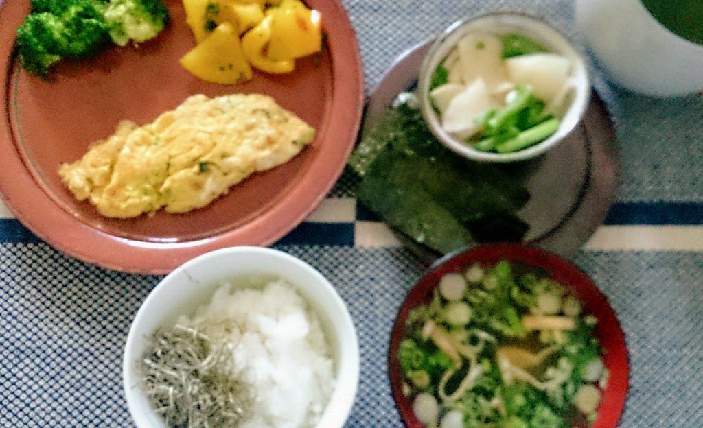 ট ইট র Kumo 今日の朝食 野菜 卵焼き お味噌汁 ご飯の上にのっているのは 納豆昆布 がごめ昆布の千切りです 醤油等で味付けしたお湯にいれて粘りを出していただくのが本来の方法のようですが そのままでもいいとのこと お腹ペコリン部 Twitter家庭