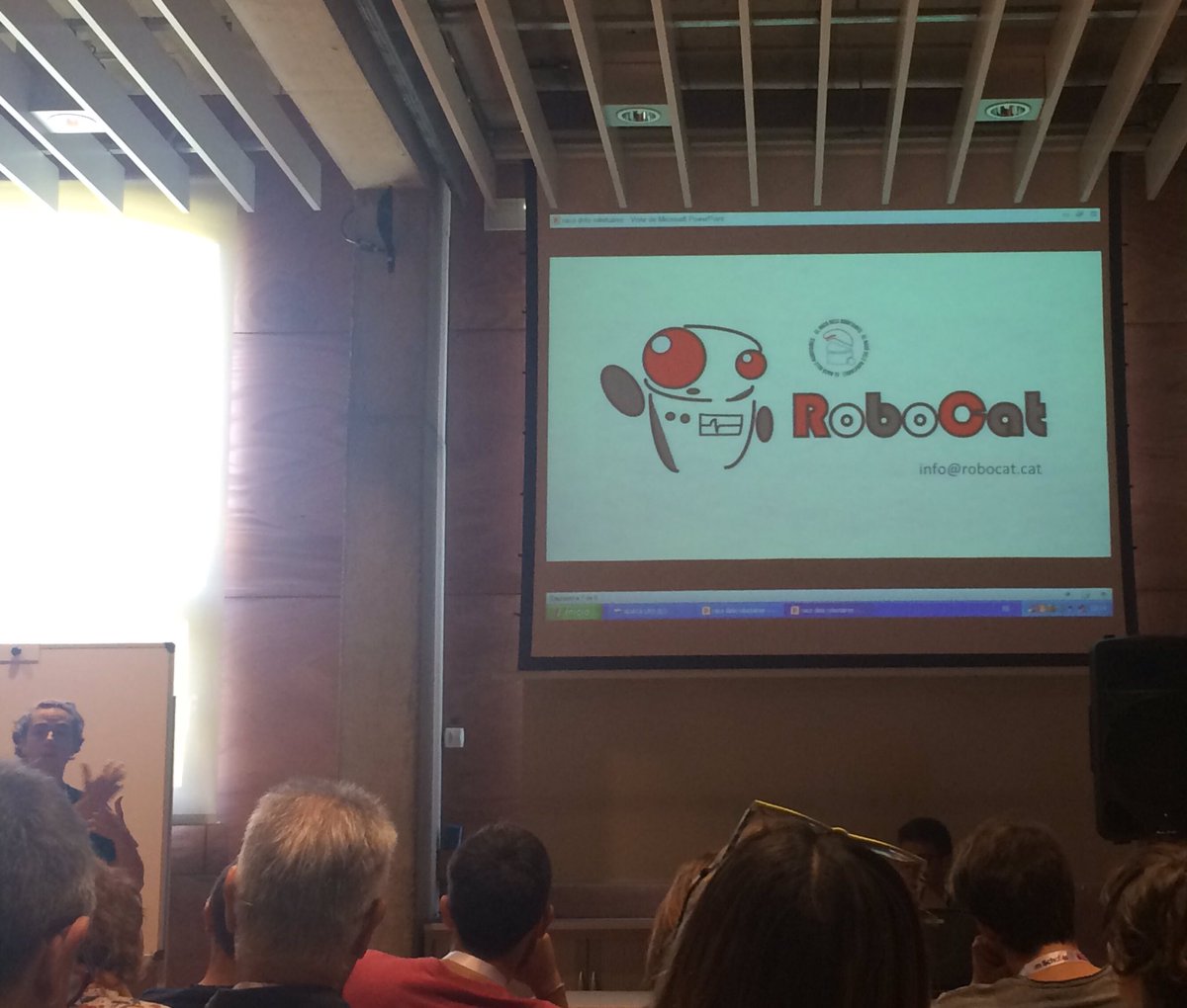 ireneagea's tweet image. Interessant xerrada del @racorobotaires, recomanen la competició #robocat  #JPRE17
