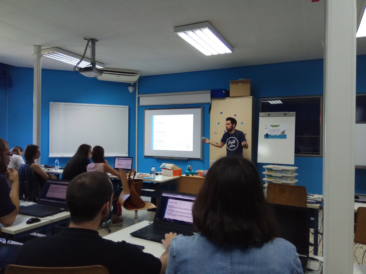 nekolety's tweet photo. Aprendiendo #Robotics con @JHumanes_TIC en #masterTAC @lab_possible #dash&amp;dot #lego #bq #arduino #wedo #ev3 https://t.co/eqplMj9HUq