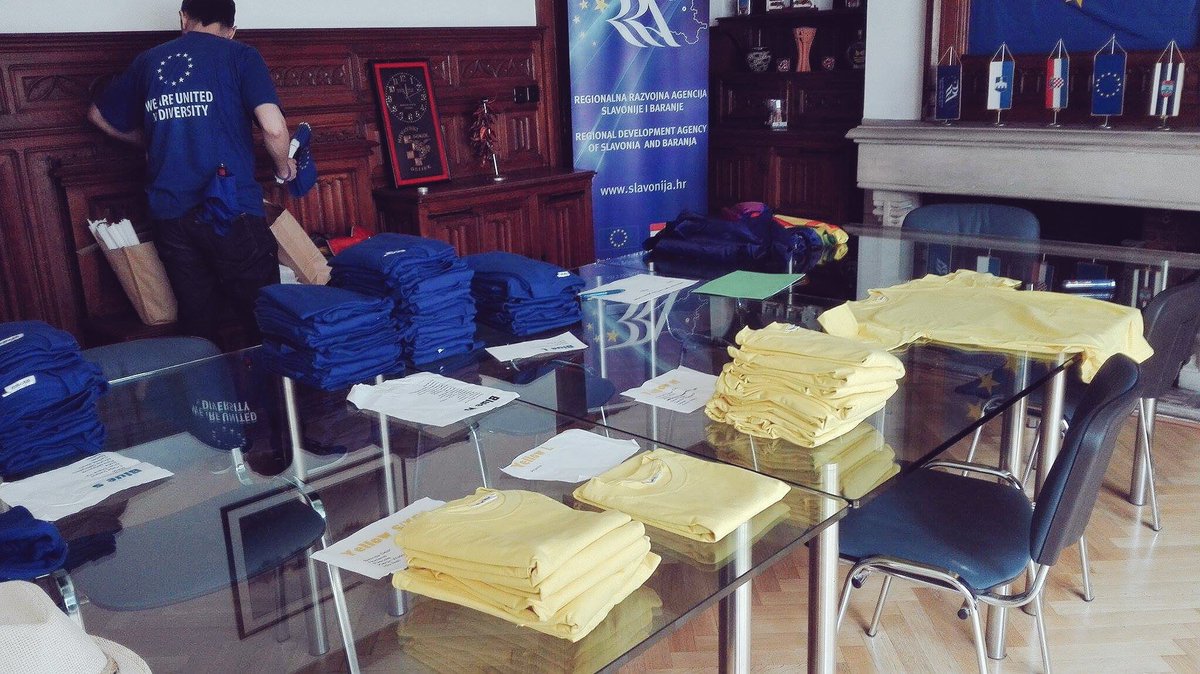 QueerStagiaires's tweet photo. We are prepping for @TheBelgianPride and you? See you at 14:00 at Mont des Arts! 🏳️‍🌈🎉🦄🇪🇺 #unitedInDiversity #proudEUtrainees #EUatPride https://t.co/4oW99k9PVB