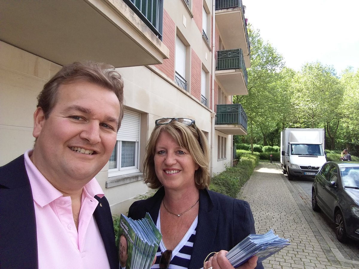 LaurentMazaury's tweet photo. Excellent accueil des citoyens de la clef de Saint-Pierre pour la campagne UDI/LR de @JMFourgous  pour la 11e circonscription des Yvelines https://t.co/97pgojDnn5