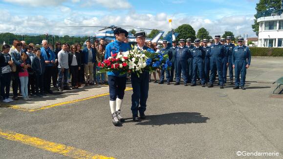 Gendarmerie's tweet photo. #Tarbes⚫️ #Hommage aux 4 gendarmes #DAG de #Tarbes &amp; #PGHM de #PierrefitteNestalas décédés il y a 1 an dans le crash de leur hélicoptère. https://t.co/YTWotROVS7